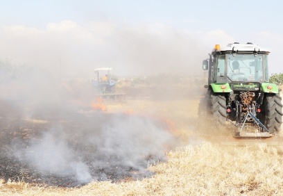 Buğday tarlasındaki yangını çiftçiler söndürdü