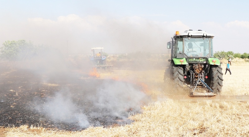 Buğday tarlasındaki yangını çiftçiler söndürdü