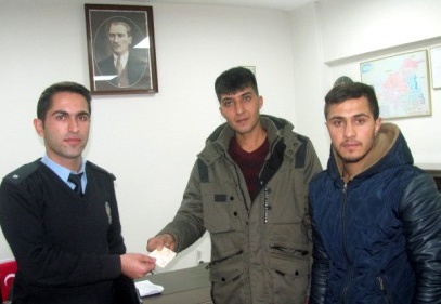 Buldukları parayı polise teslim ettiler