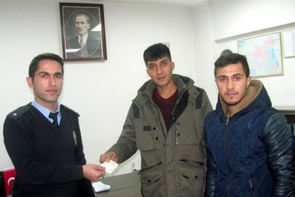 Buldukları parayı polise teslim ettiler