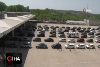 Bulgarlar Kapıkule&#039;ye akın etti