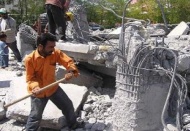 Bunaltan sıcakta moloz arasında ekmek mücadelesi