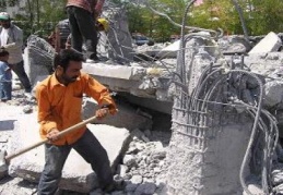 Bunaltan sıcakta moloz arasında ekmek mücadelesi