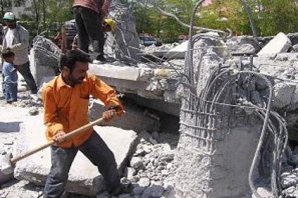 Bunaltan sıcakta moloz arasında ekmek mücadelesi