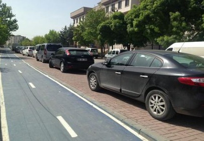 Burası kaldırım otoparkı mı?
