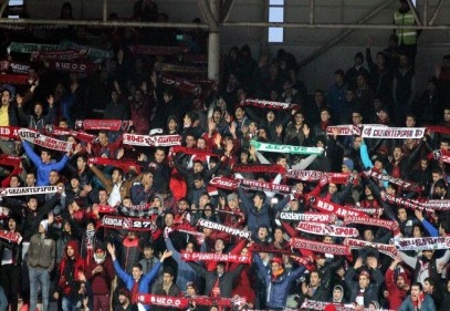 Bursaspor ve Gaziantepsporlu taraftarlar, maçı aynı tribünde izledi