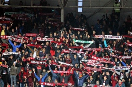 Bursaspor ve Gaziantepsporlu taraftarlar, maçı aynı tribünde izledi