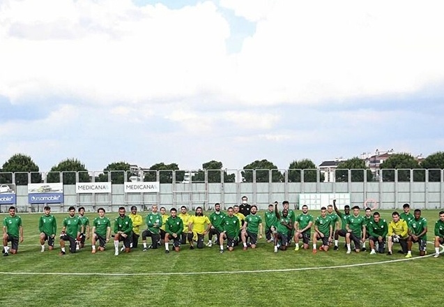 Bursaspor'da futbolcular, Floyd için diz çöktü