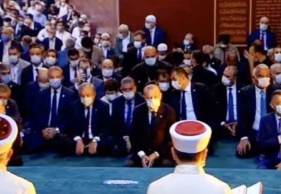 Bütçesi ve harcamalarıyla gündemde olan Diyanet, vatandaşa “yoklukta sabır” öğüdü verdi