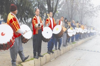 Bütün davulcular toplandık