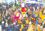 Büyükler çarşıyı geziyor küçükler eğleniyor