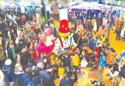 Büyükler çarşıyı geziyor küçükler eğleniyor