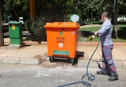 Büyükşehir, 25 bin 300 çöp konteynerini ilaçladı 