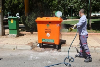 Büyükşehir, 25 bin 300 çöp konteynerini ilaçladı 