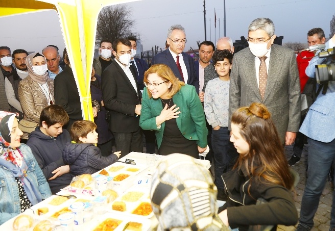 Büyükşehir, 140 bin gıda paketi dağıttı