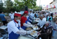 Büyükşehir Belediyesi, mahallelerde iftar yemeği düzenliyor