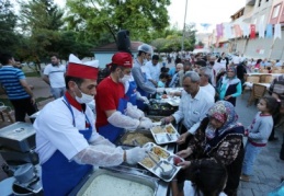 Büyükşehir Belediyesi, mahallelerde iftar yemeği düzenliyor