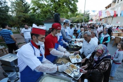 Büyükşehir Belediyesi, mahallelerde iftar yemeği düzenliyor