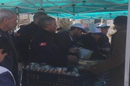 Büyükşehir, depremzedeler için yemek çadırları kurdu
