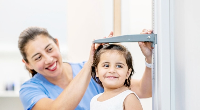 Büyüme ve gelişme geriliği testi yapılıyor