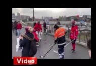 Buz hokey takımı ile temizlik görevlisi maç yaptı