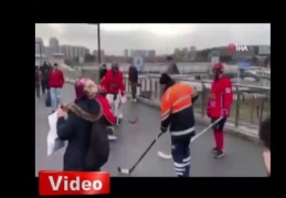 Buz hokey takımı ile temizlik görevlisi maç yaptı