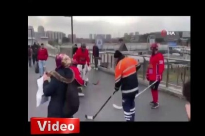 Buz hokey takımı ile temizlik görevlisi maç yaptı