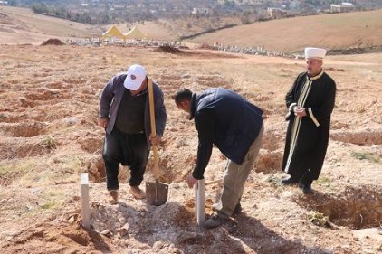 Buz kalıpları içerisinde bulunan bebek defnedildi 
