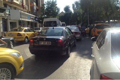 Cadde Arap saçına döndü