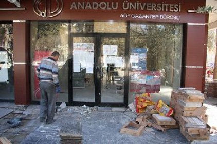 Cadde çöplüğe döndü
