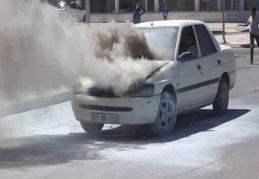 Cadde ortasında alev alan otomobili vatandaşlar söndürdü 