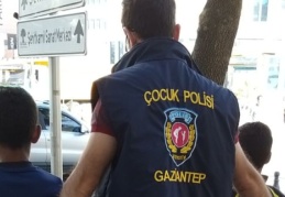 Cadde ve kavşaklardaki çocuklar toplanıyor