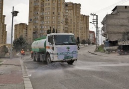 Cadde ve sokaklar deterjanlanıyor