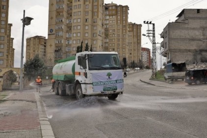 Cadde ve sokaklar deterjanlanıyor