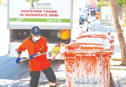 Cadde ve sokaklar süpürüldü, çöp konteynerleri dezenfekte edildi