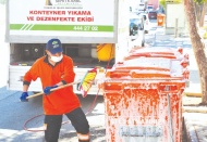 Cadde ve sokaklar süpürüldü, çöp konteynerleri dezenfekte edildi