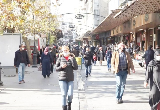 Caddelerde yoğunluk aynı hızla sürüyor