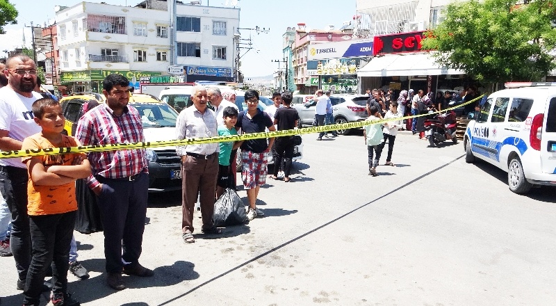 Caddeye bırakılan valiz bomba paniği yaşattı
