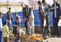 Çadır kent girişine tezgah açıyorlar 