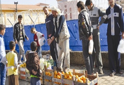 Çadır kent girişine tezgah açıyorlar 