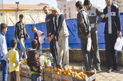 Çadır kent girişine tezgah açıyorlar 