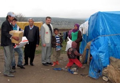 Çadırda yaşayan 14 nüfuslu aileye gıda yardımında bulunuldu