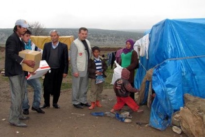 Çadırda yaşayan 14 nüfuslu aileye gıda yardımında bulunuldu