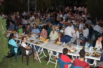 Çadırlarda günde 3 bin 500 kişi iftar yapıyor