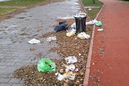 Cahil ve bilinçsiz insanlar her yeri çöplüğe çeviriyor
