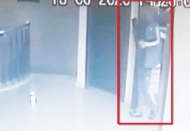 Çaldığı laptopu montunun altında gizleyerek götürdü