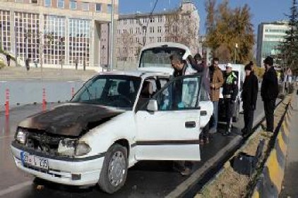 Çaldığı otomobil trafikte alev alınca bırakıp kaçtı