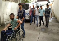 Çaldıkları aracı parçalamak üzereyken yakalandılar 