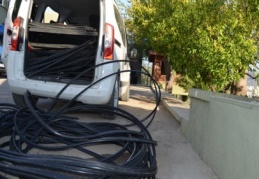 Çaldıkları kabloyu eritmek isteyen 2 kişi polise yakalandı 