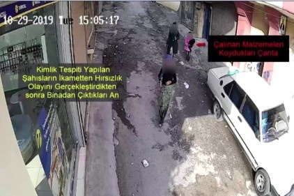 Çaldıkları malzemeleri çocuklarına taşıttılar